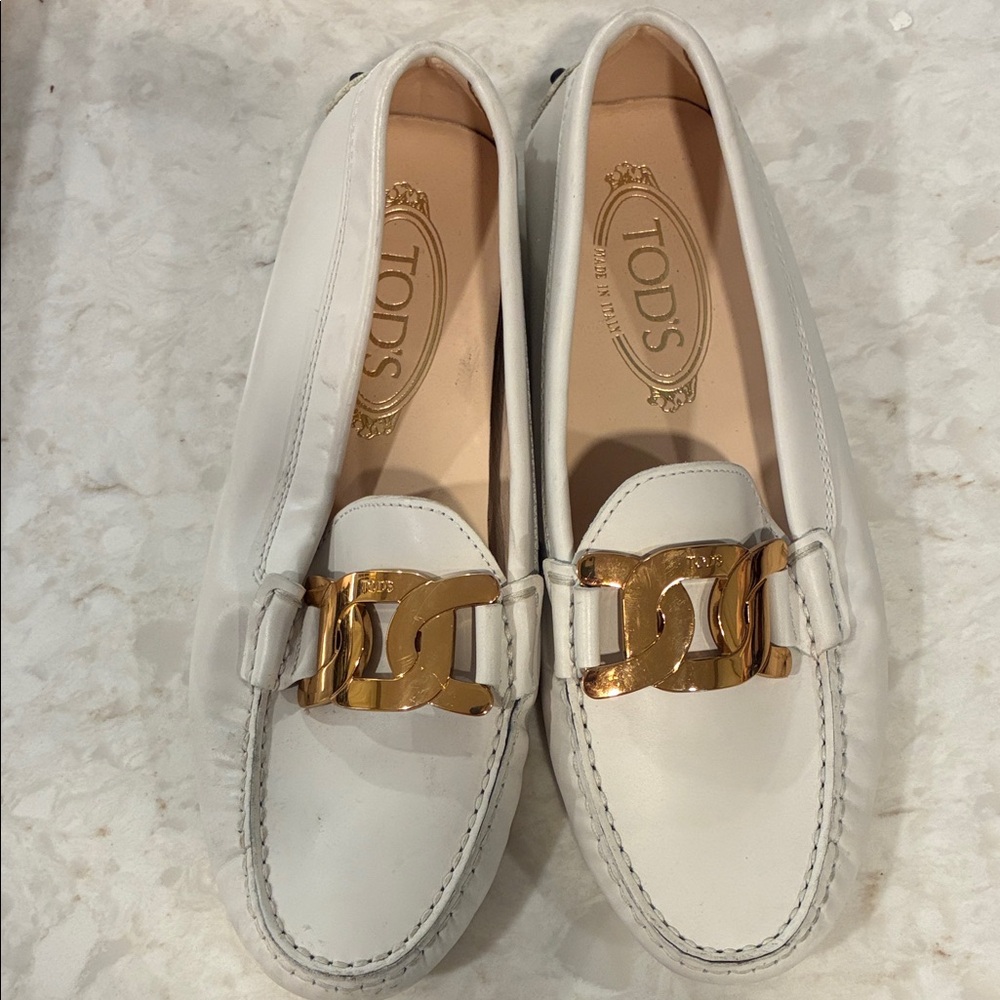 TOD'S White Leather Loafers with Gold Logo Chain